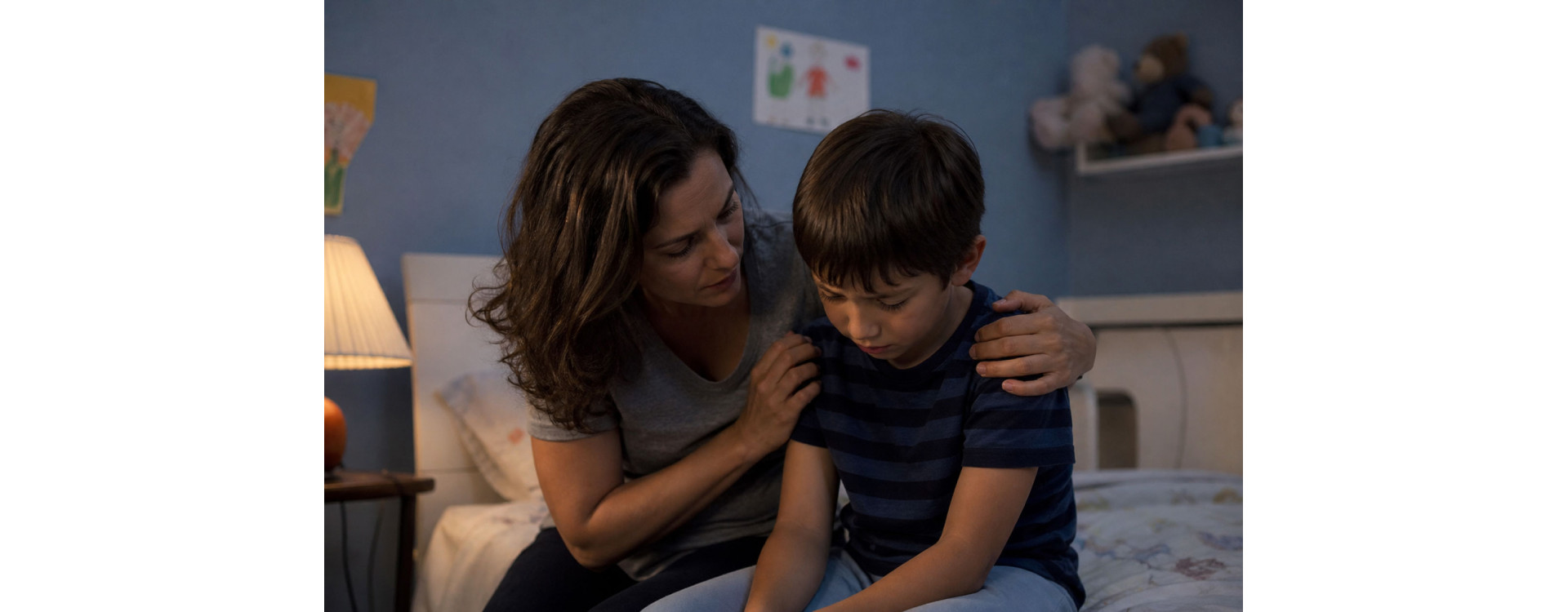 Une mère guide son fils à travers l'énurésie