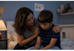 Une mère guide son fils à travers l'énurésie